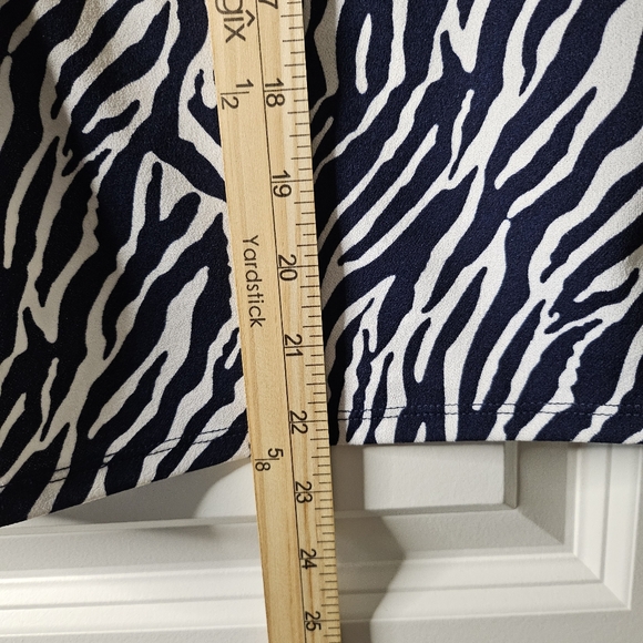 MELLODAY Navy White Zebra Print Blouse Size Small V-Neck Shell Layering Piece - Picture 6 of 7